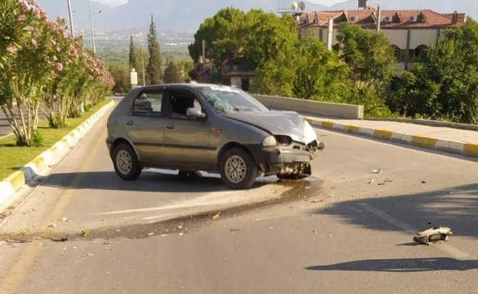 Kontrolden çıkan otomobil aydınlatma direğine çarptı