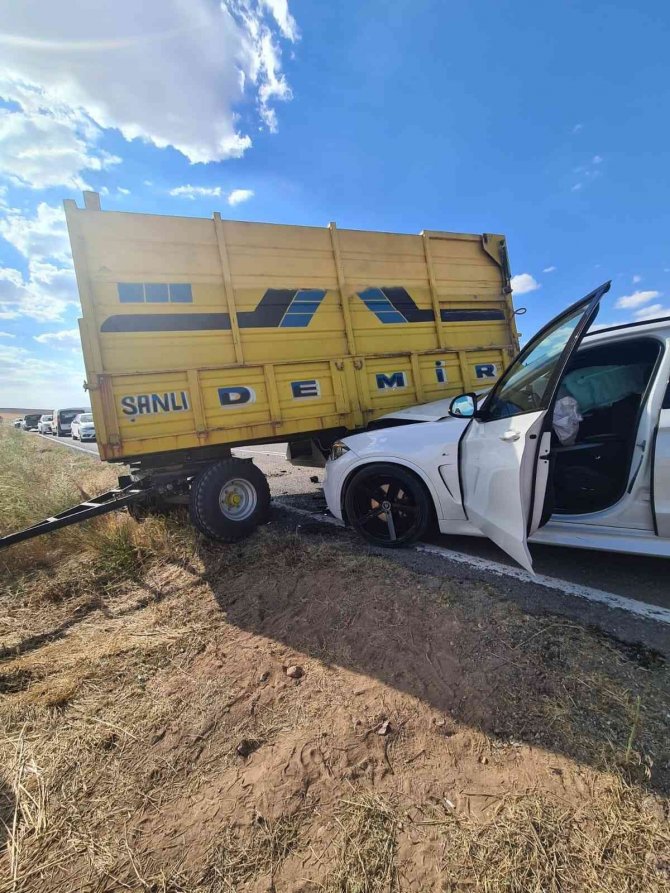 Konya’da cip traktörün römorkuna çarptı