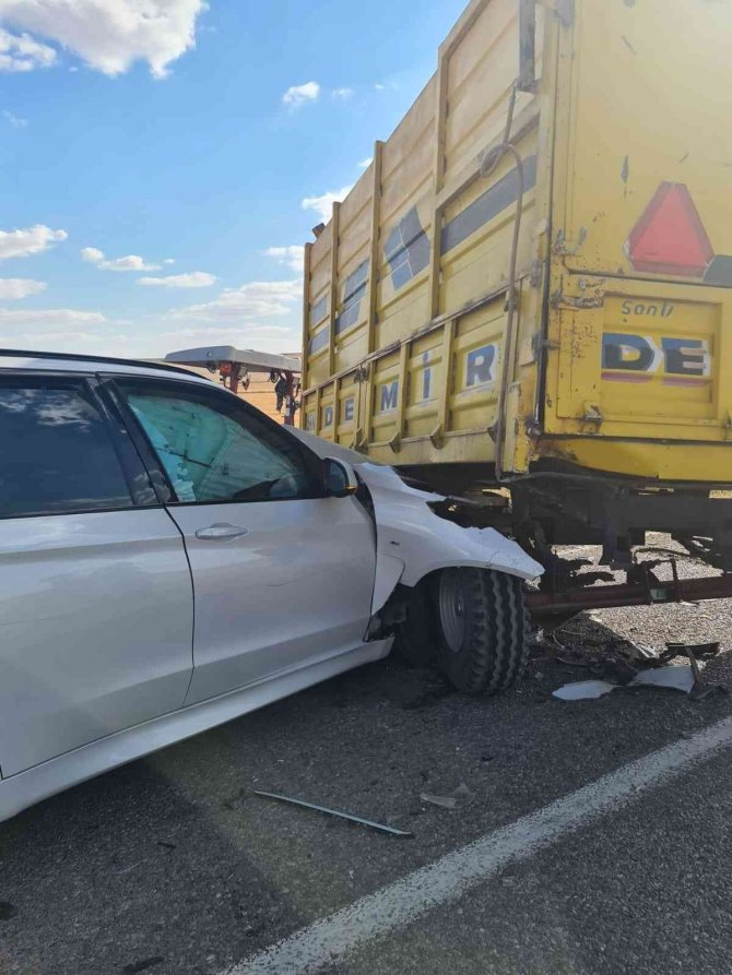 Konya’da cip traktörün römorkuna çarptı