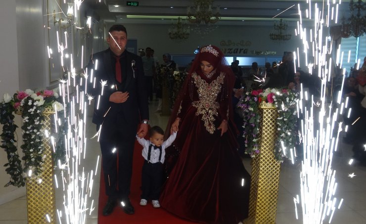 Konya'da pandemide yapamadıkları düğünlerine 1,5 yaşındaki oğullarıyla katıldılar 