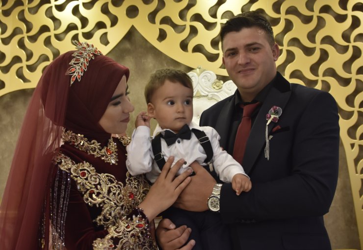 Konya'da pandemide yapamadıkları düğünlerine 1,5 yaşındaki oğullarıyla katıldılar 
