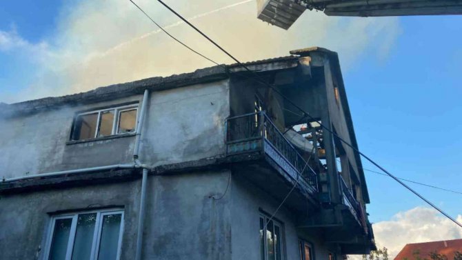 Korkutan çatı yangını