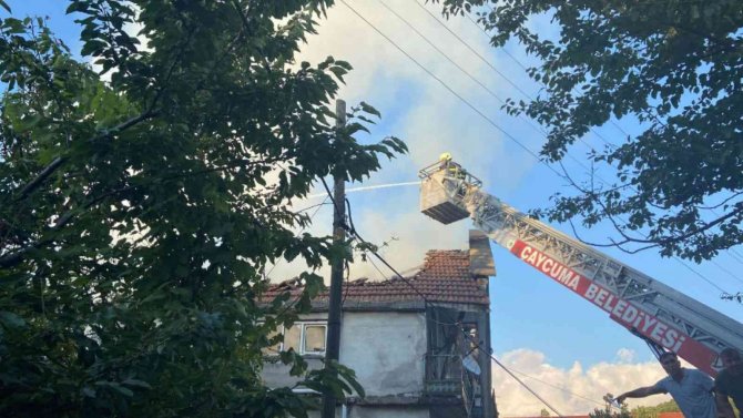 Korkutan çatı yangını