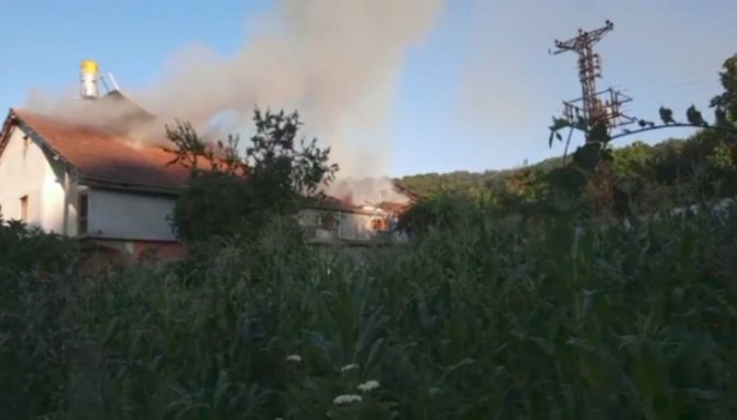 Korkutan çatı yangını