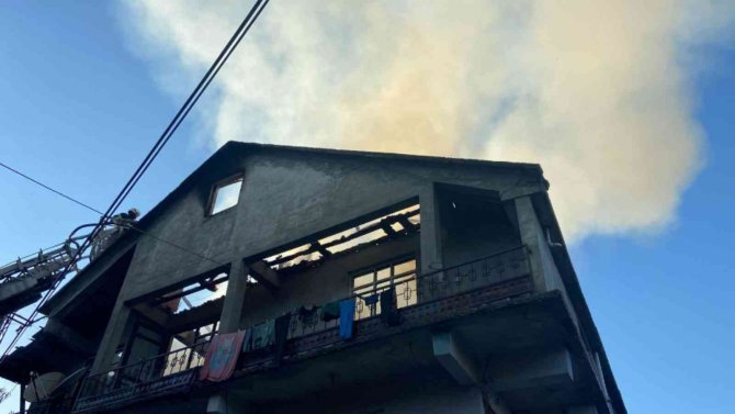 Korkutan çatı yangını