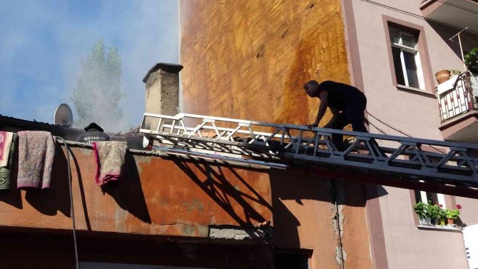 Kütahya’daki çatı yangını korkuttu