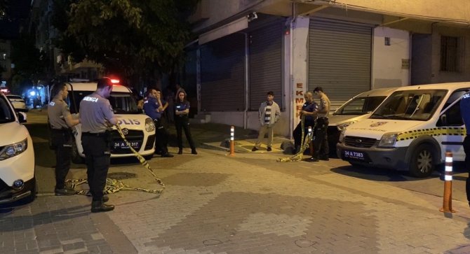 Maskeli grup sokaktaki 3 kişiye ateş açtı