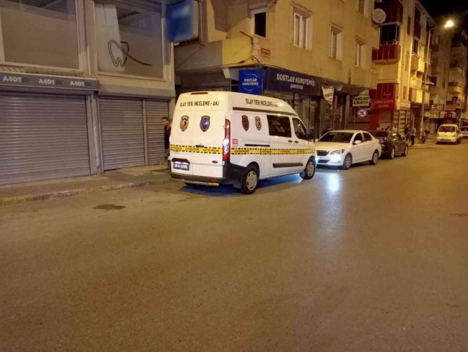 Motosikletli şahıs 2 kişiye kurşun yağdırdı