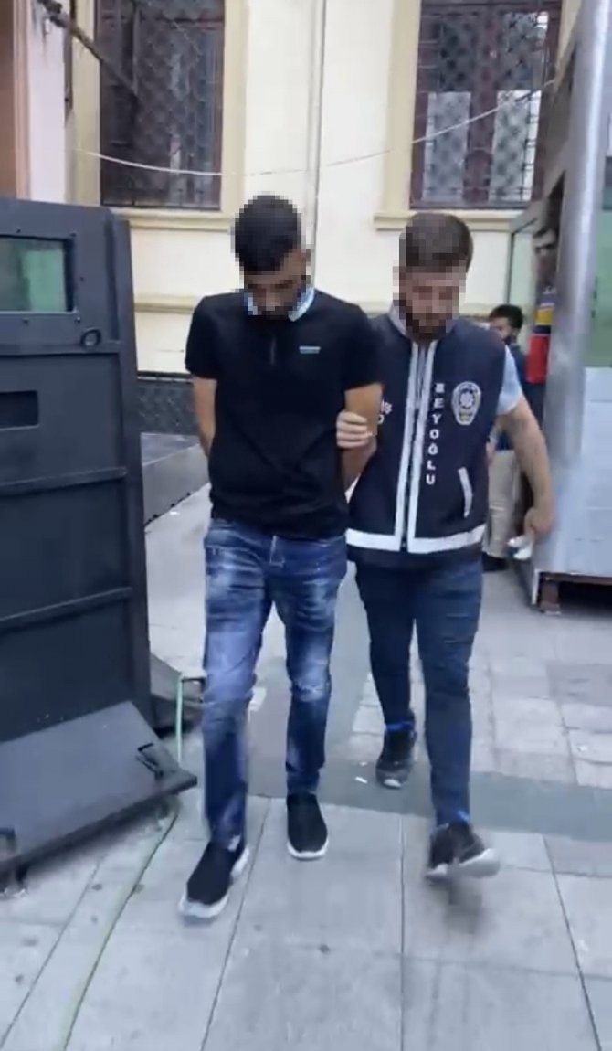 Otel penceresinden dolar saçan şahıs yakalandı