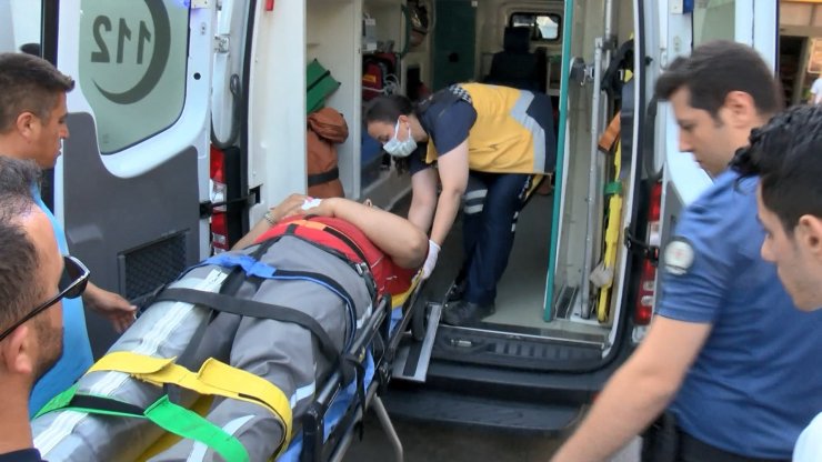 Otomobil akaryakıt istasyonuna girdi, 2 yaralı