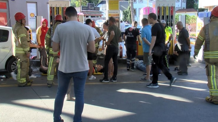 Otomobil akaryakıt istasyonuna girdi, 2 yaralı