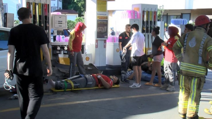 Otomobil akaryakıt istasyonuna girdi, 2 yaralı