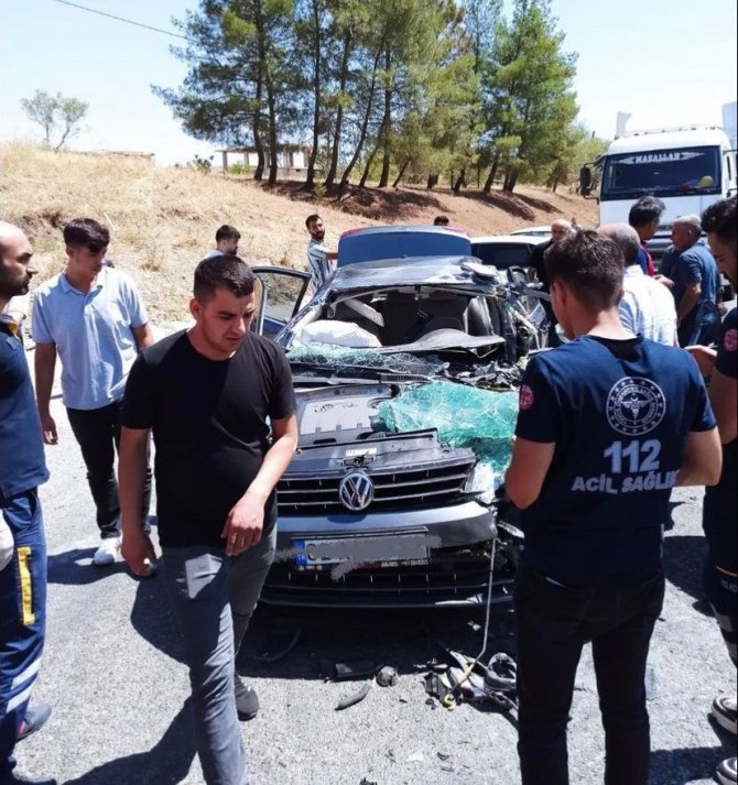 Otomobil ile kamyon çarpıştı: 4 yaralı