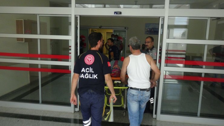 Otomobil, TIR'a çarptı: Aynı aileden 4 yaralı