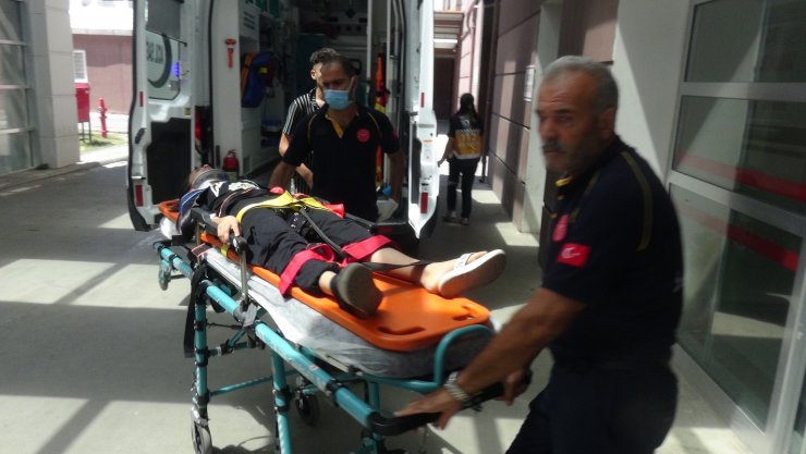 Otomobil, TIR'a çarptı: Aynı aileden 4 yaralı