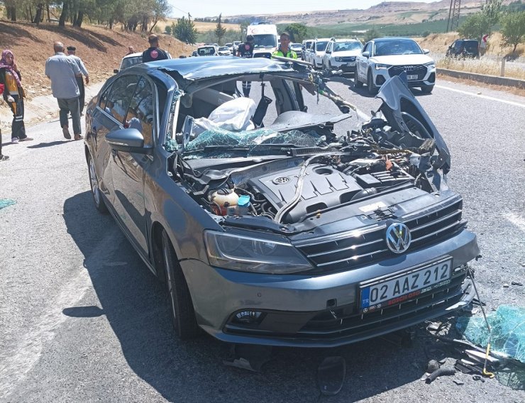 Otomobil, TIR'a çarptı: Aynı aileden 4 yaralı