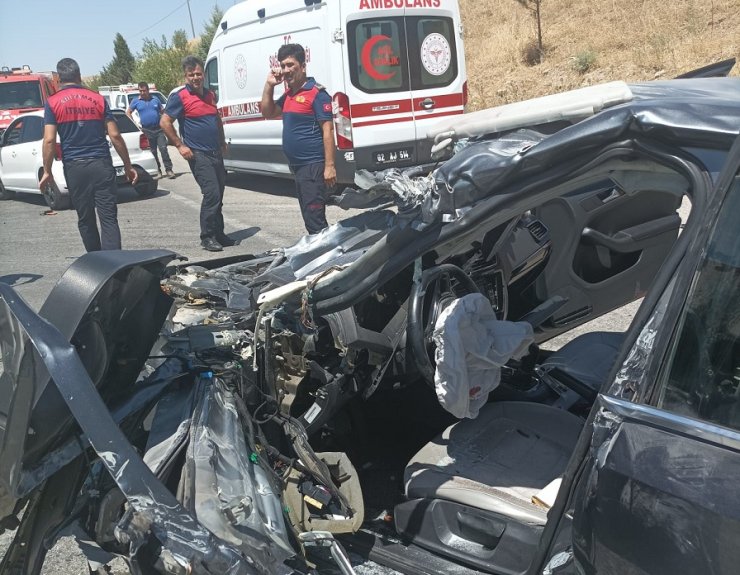 Otomobil, TIR'a çarptı: Aynı aileden 4 yaralı