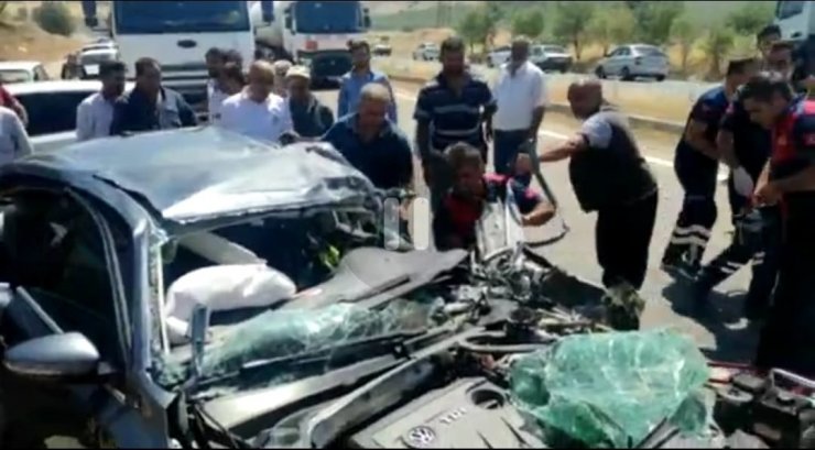 Otomobil, TIR'a çarptı: Aynı aileden 4 yaralı