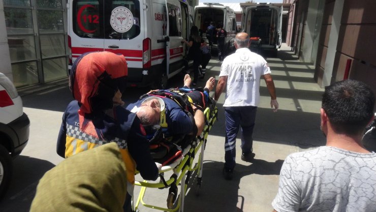 Otomobil, TIR'a çarptı: Aynı aileden 4 yaralı