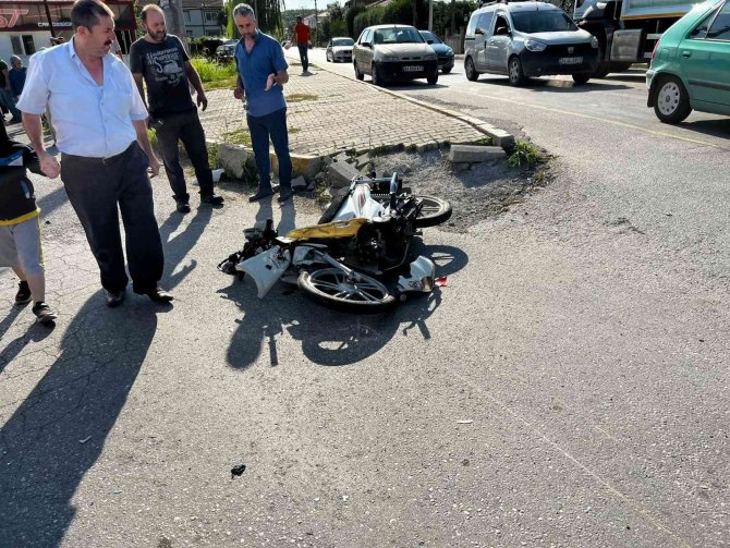 Otomobille çarpışan motosikletin sürücüsü ağır yaralandı