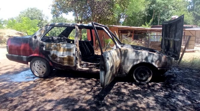 Park halindeki otomobil alev alev yandı