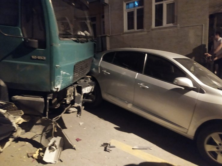 Park halindeyken freni boşalan kamyon 9 araca çarptı