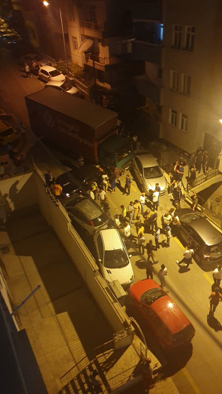 Park halindeyken freni boşalan kamyon 9 araca çarptı