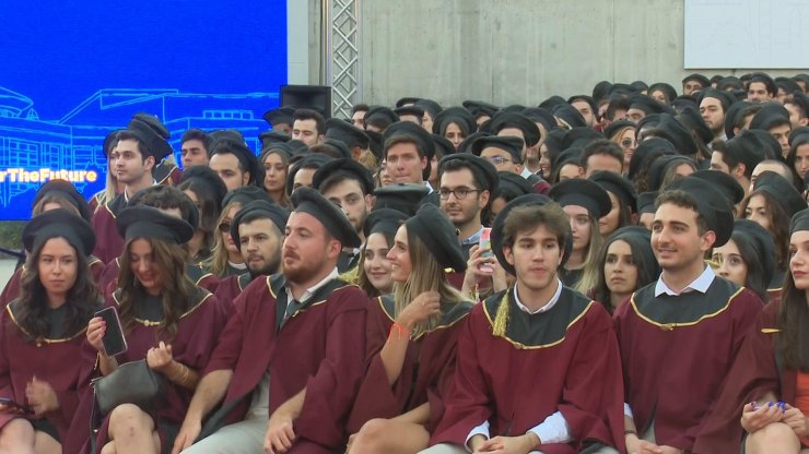 Sabancı Üniversitesi'nde mezuniyet sevinci