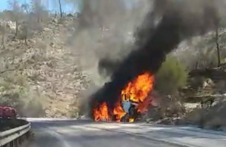 Şarampole devrilen kamyon alev alev yandı, sürücü öldü