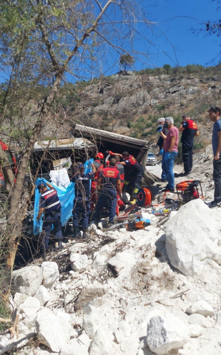 Şarampole devrilen kamyon alev alev yandı, sürücü öldü