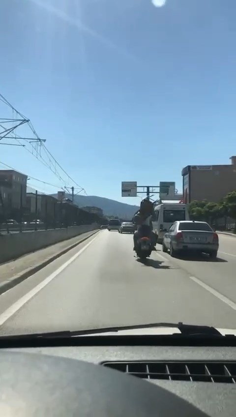 Seyir halindeki motosiklette sandalye taşıdı