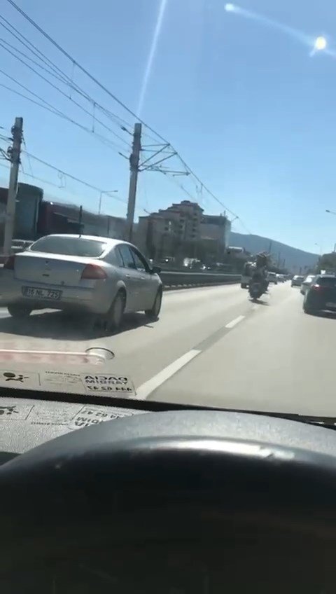 Seyir halindeki motosiklette sandalye taşıdı