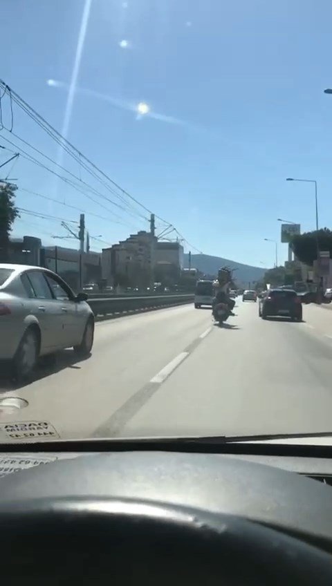 Seyir halindeki motosiklette sandalye taşıdı