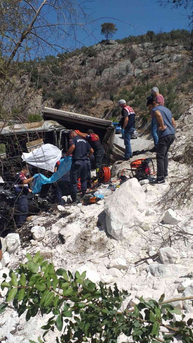 Talihsiz genç yanan tırda yaşamını yitirdi