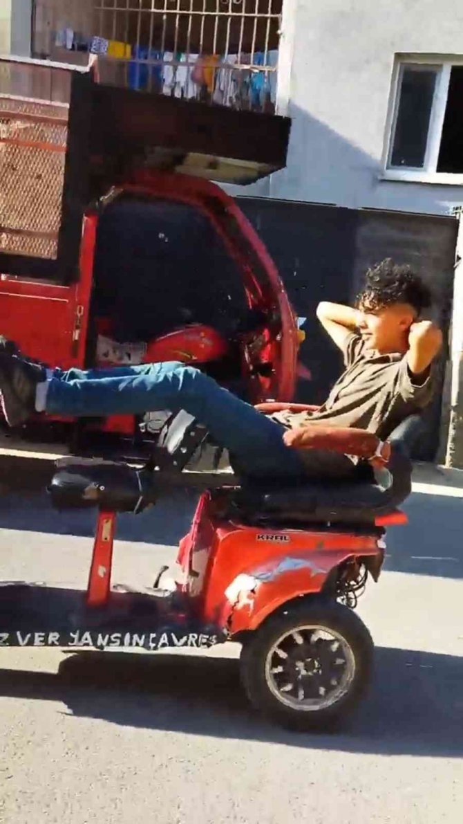 Trafik magandası ayağıyla motosiklet sürdü, o anlar kameraya yansıdı