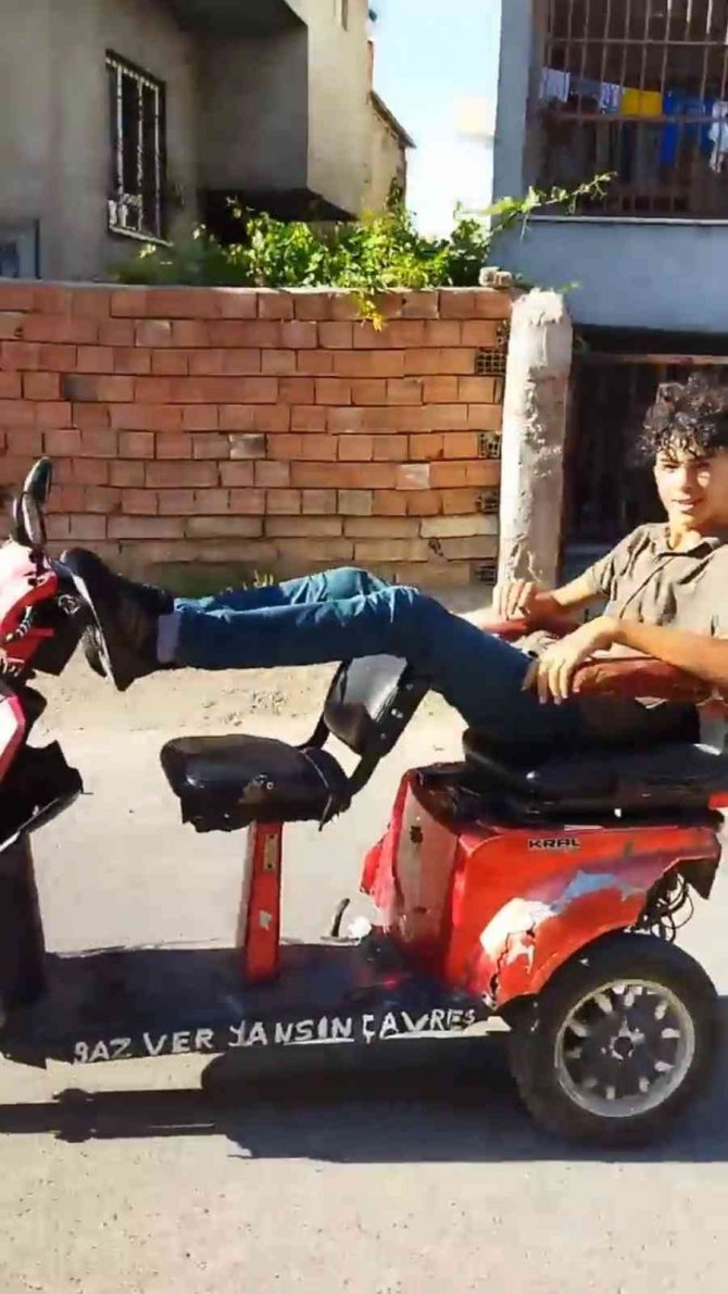 Trafik magandası ayağıyla motosiklet sürdü, o anlar kameraya yansıdı