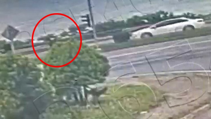 Yolun karşısına geçerken otomobil çarpmasıyla öldü