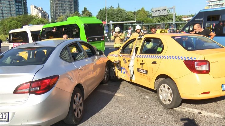 Zincirlikuyu'da zincirleme kaza: 2 yaralı