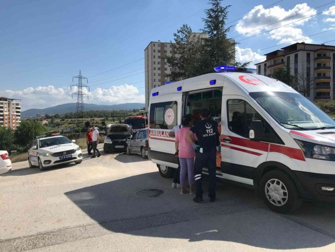 2 araç kafa kafa çarpıştı, 3 kişi yaralandı