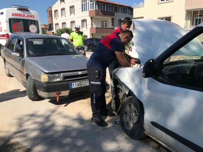 2 araç kafa kafa çarpıştı, 3 kişi yaralandı