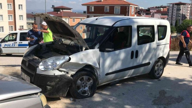 2 araç kafa kafa çarpıştı, 3 kişi yaralandı