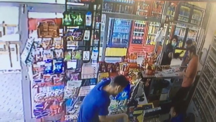 2 kişinin yaralandığı büfedeki silahlı saldırı kamerada