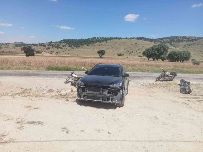 2 motosiklet bir otomobiller çarpıştı, kazada 3 kişi yaralandı