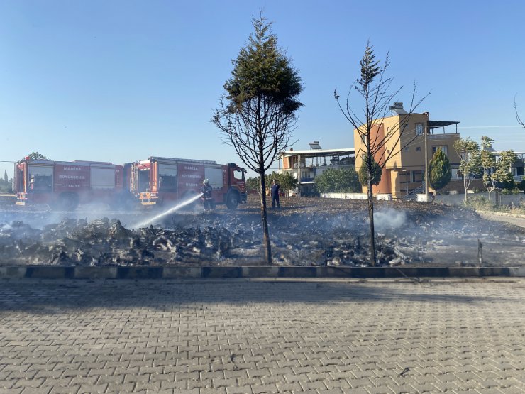 Anız yangınında alevler bahçesine sıçrayınca hortumla müdahale etti