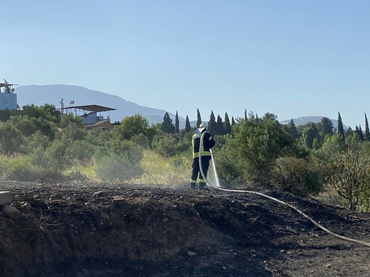Anız yangınında alevler bahçesine sıçrayınca hortumla müdahale etti