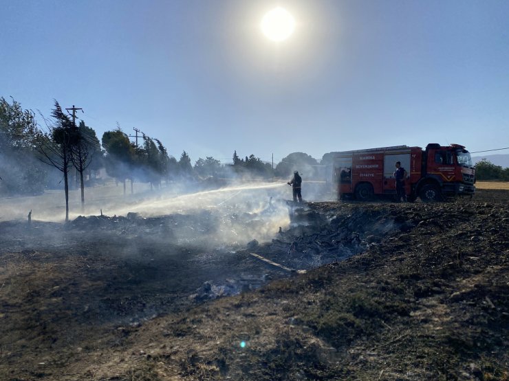 Anız yangınında alevler bahçesine sıçrayınca hortumla müdahale etti