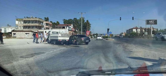 Antalya’da kamyonetle otomobil çarpıştı: 3 yaralı