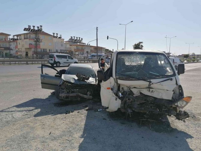 Antalya’da kamyonetle otomobil çarpıştı: 3 yaralı