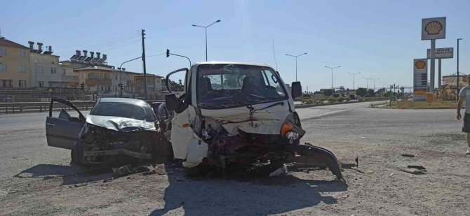 Antalya’da kamyonetle otomobil çarpıştı: 3 yaralı