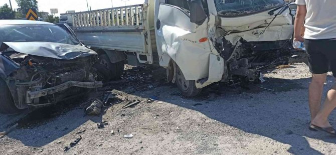 Antalya’da kamyonetle otomobil çarpıştı: 3 yaralı
